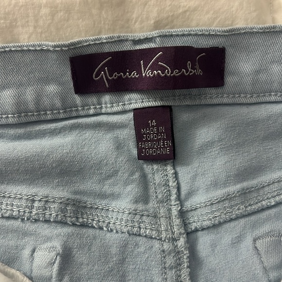 Light Blue Jeans that are straight legged and fit mid waist - Picture 4 of 5